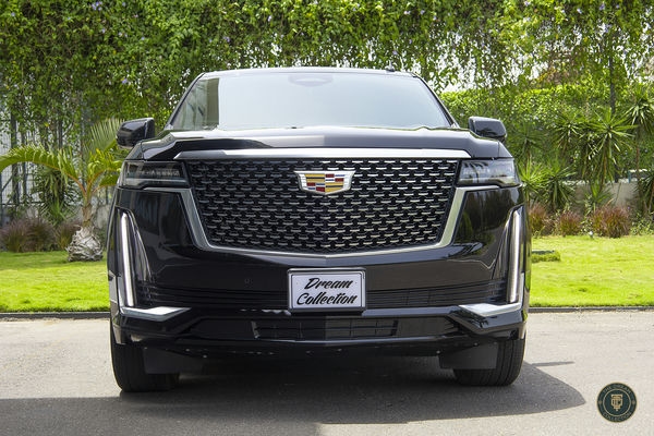 Cadillac Escalade Premium Luxury angle 3